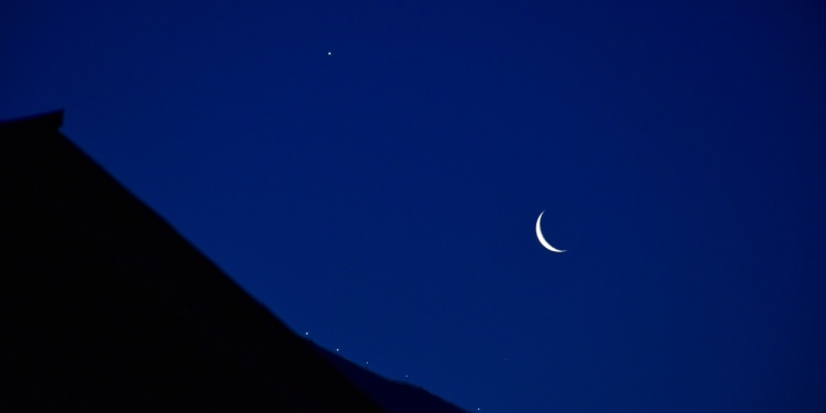 Venus and the moon at night, beautifully shot.