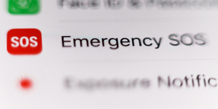 A blurred shot of an emergency sos feature on an apple phone.