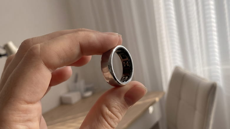 Oura Ring 5 holding fingers