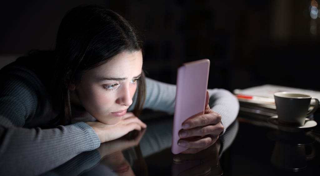 girl-social-media