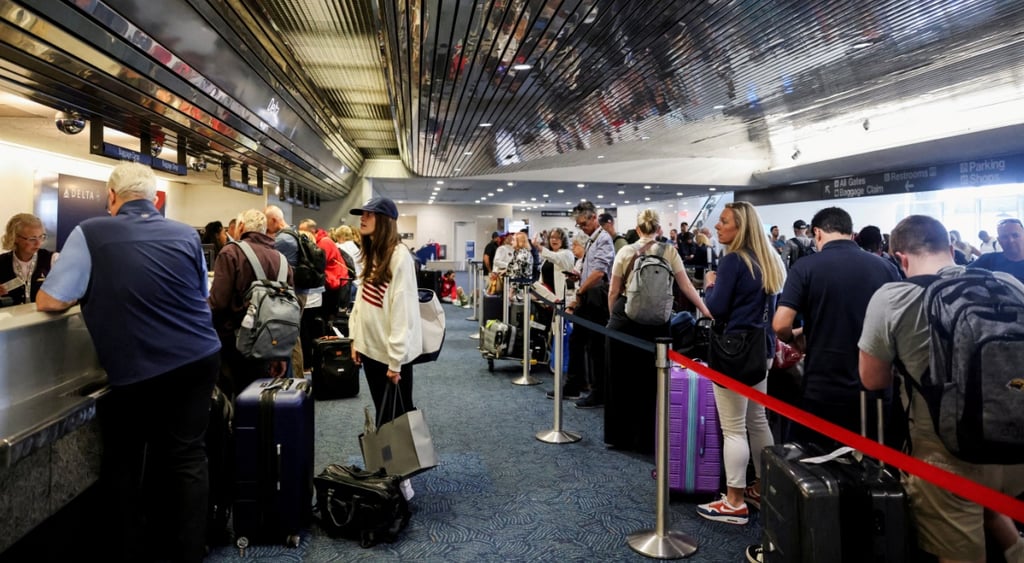 crowds at airport during CrowdStrike outage