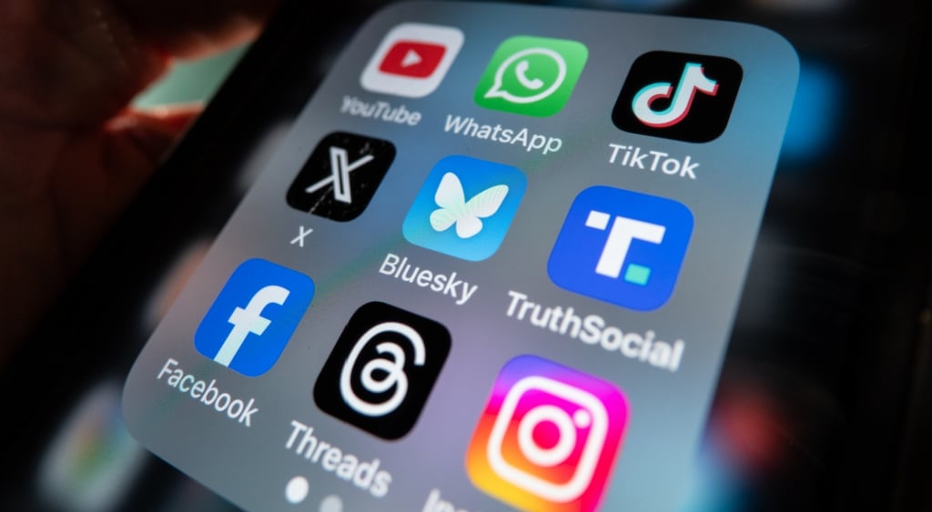 social-media-phone