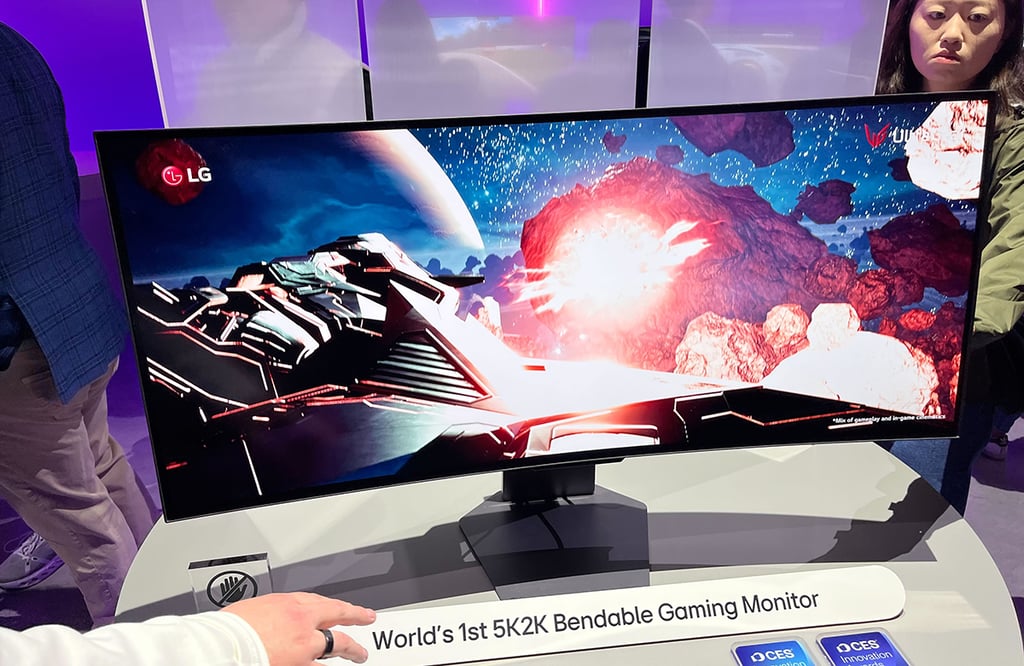 Bendable gaming monitor