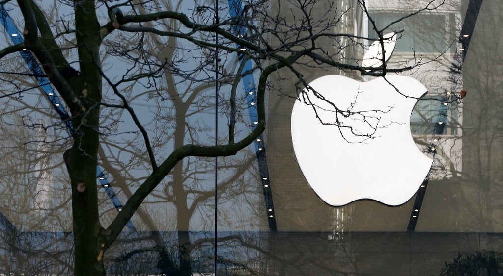 Apple store, logo visible