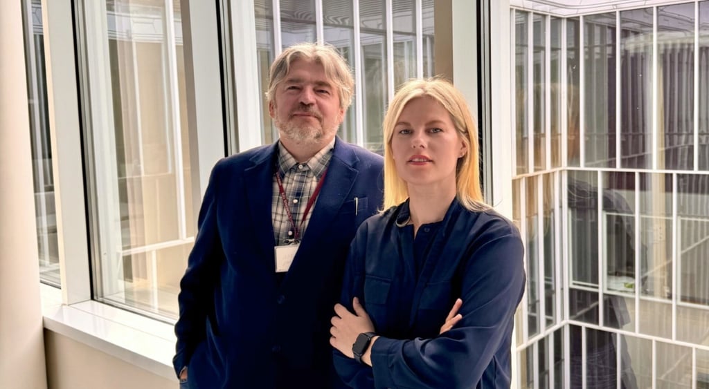 two VU university dcientists, female and male, both wearing dark blue