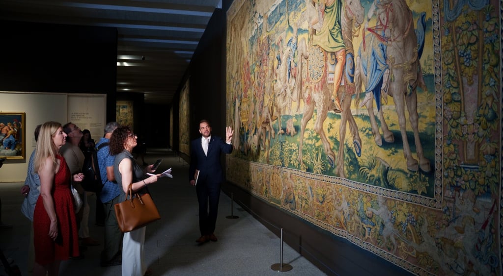 musuem, dark galery, tour guide