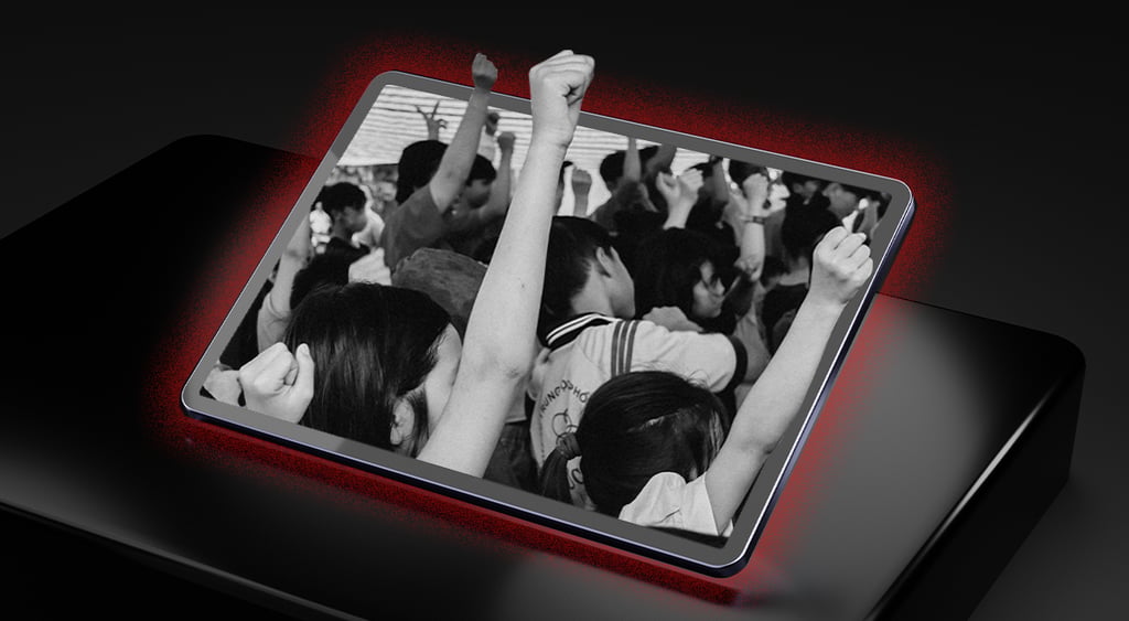 teens-screen-device-fists