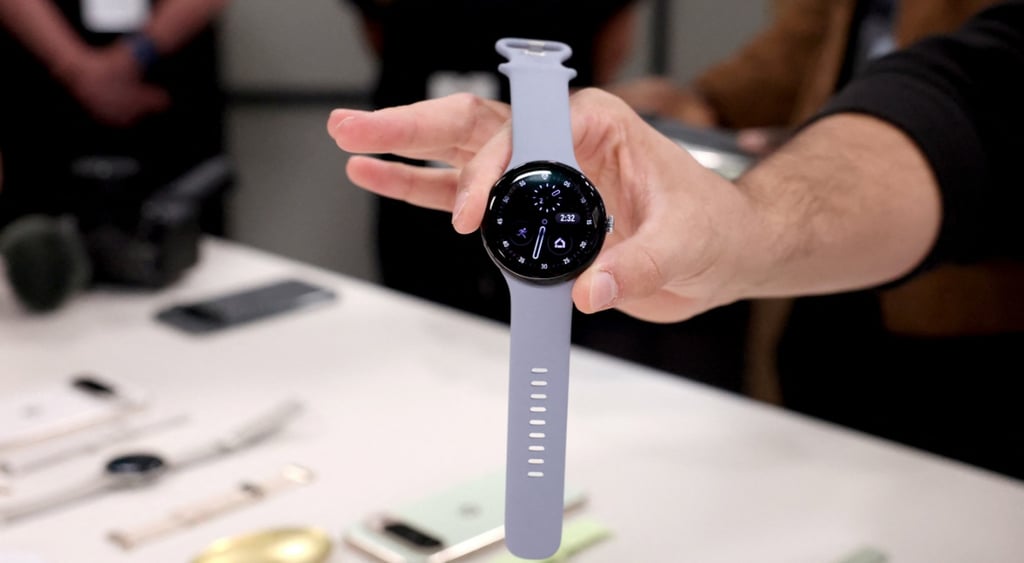 google watch, black ciferblat, grey wristband. white hairy hand
