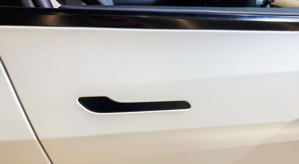Line shaped door handle on white Tesla Model Y