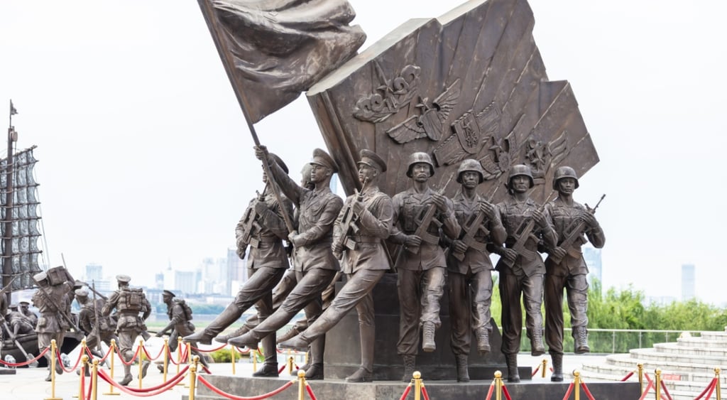 people_liberation_army_sculpture-china