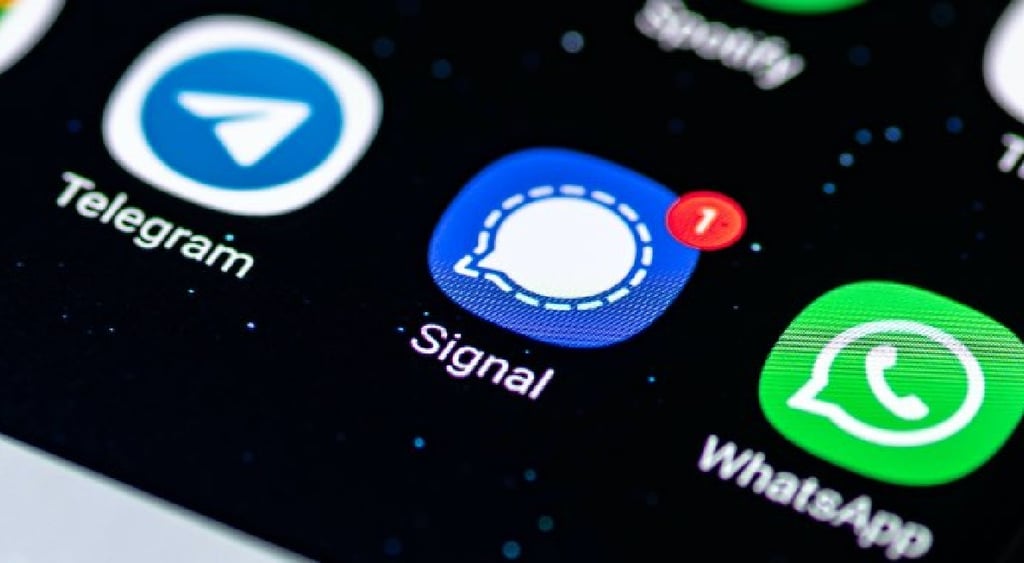Signal Telegram WhatsApp logos