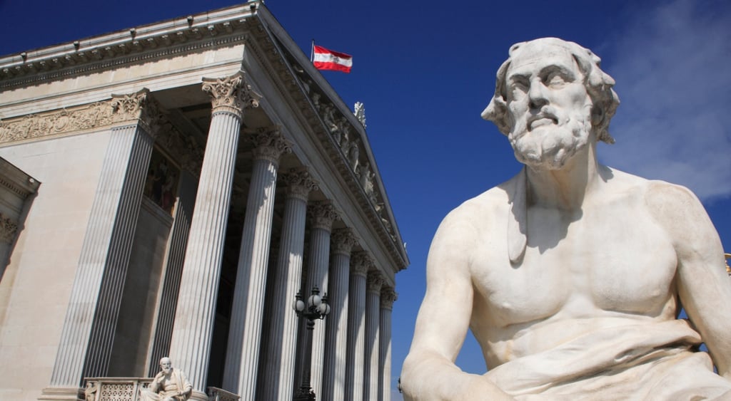 austira_parliament_building_statue