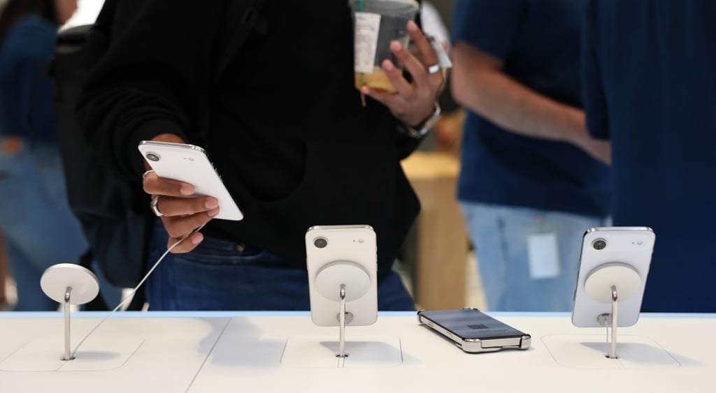 three_iphone_air_white_stand