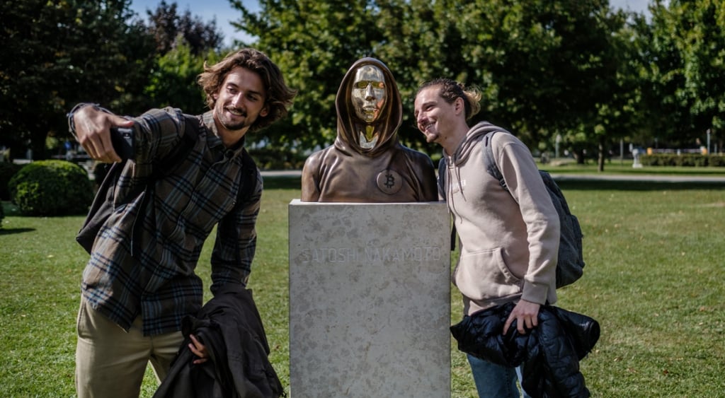 Satoshi_Nakamoto_bitcoin_creator_sculpture