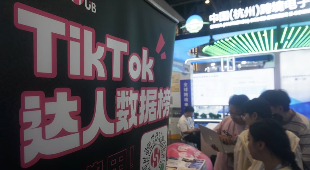tiktok booth, white letter, black background, chinese letters, people looking at booth