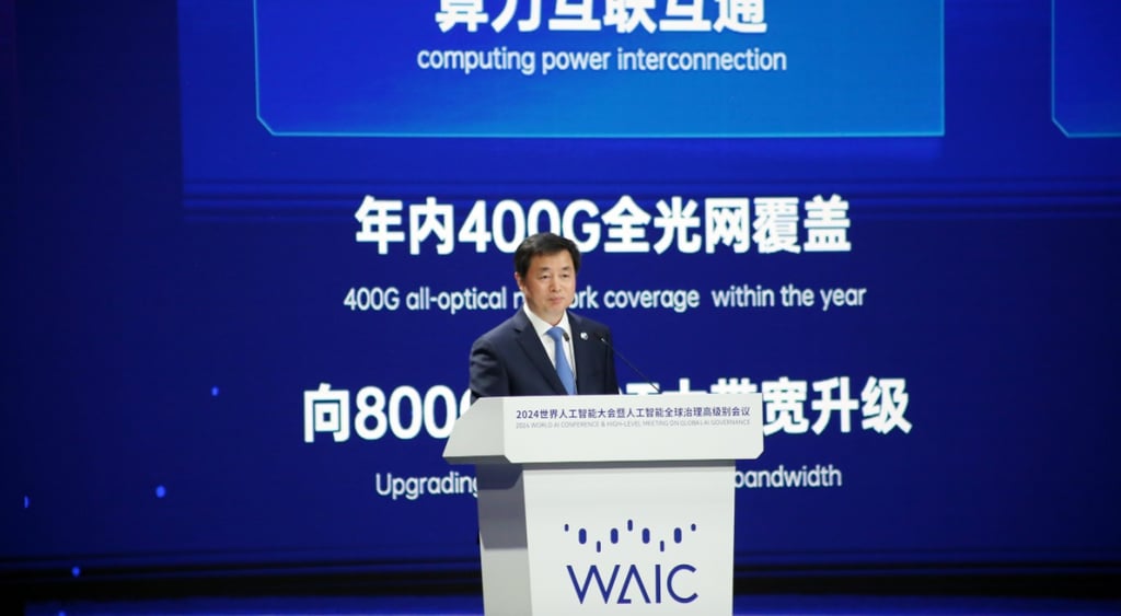 Ke_Ruiwen, young cinese man in suit, white shirt, blue tie, blue photo wall, white chinese letters