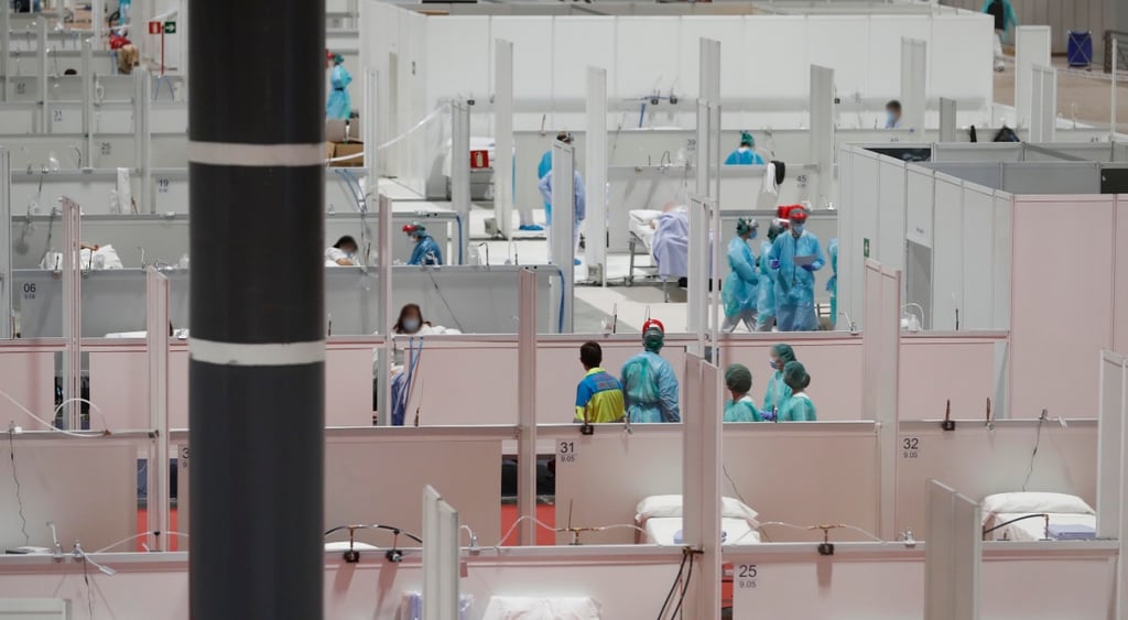 covid 19 hospital ,sterile corridors, people in light blue scrubs,