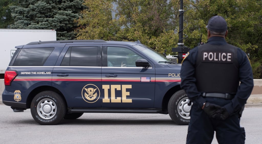 ice_officer_car