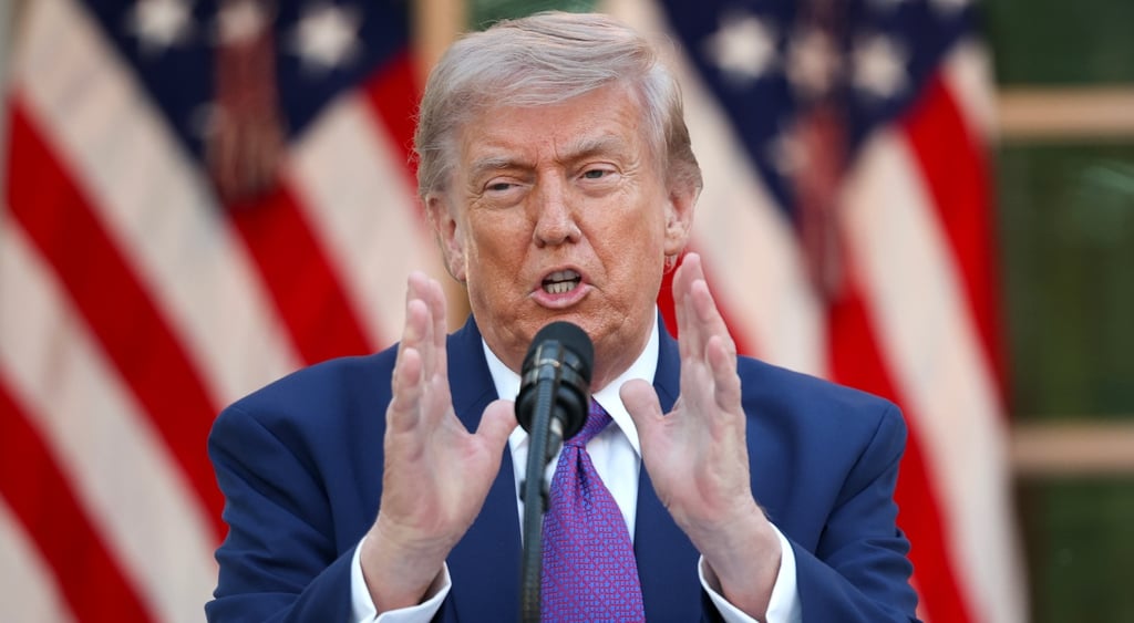 trump_USA_flags_hands