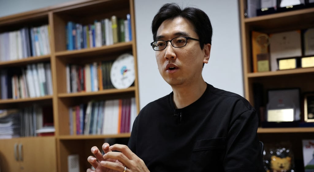 Lee Hyung-min, white asian man, dark black air