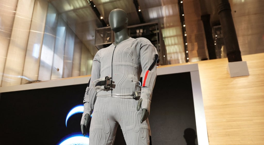 black plastic manequin, grey spacesuit,