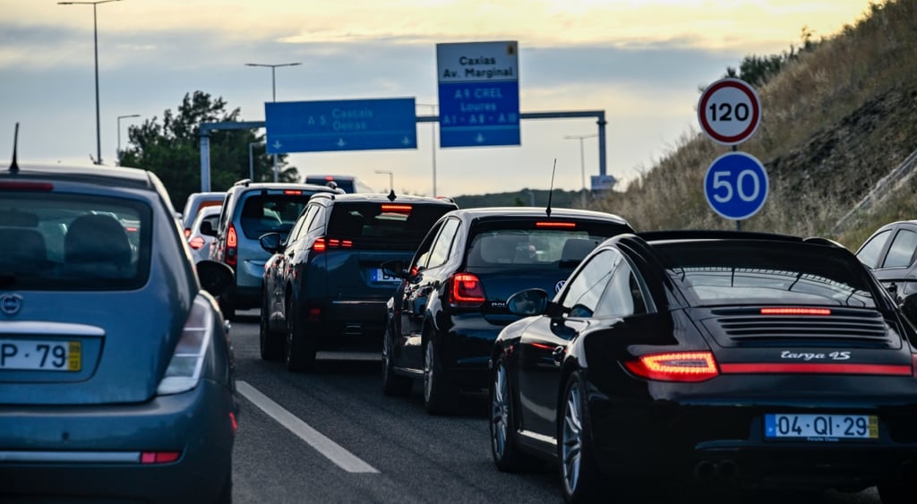 traffic jam, sunset sky, speed sign 50,120,carga black, light blue car, red car lights, green tree