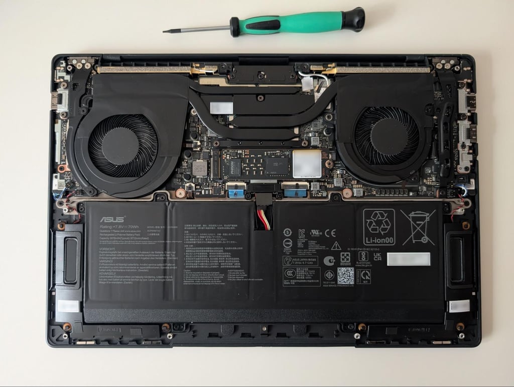ASUS ExpertBook Ultra cooling system and inside