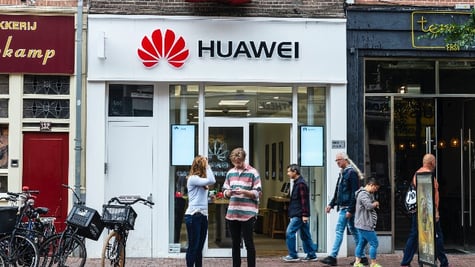 People in front of Huawei Shop