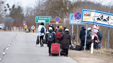 Ukraine-refugees-crossing