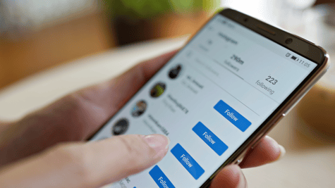 Instagram-followers-scrolling