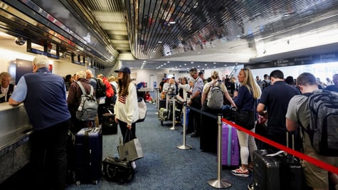 crowds at airport during CrowdStrike outage