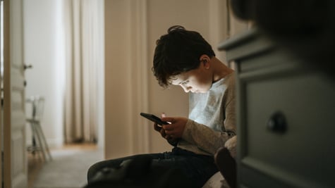 spain-boy-phone