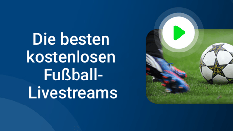 Fußball auf grünem Rasen mit Fußballschuhen in Bewegung kurz vor dem Schuss