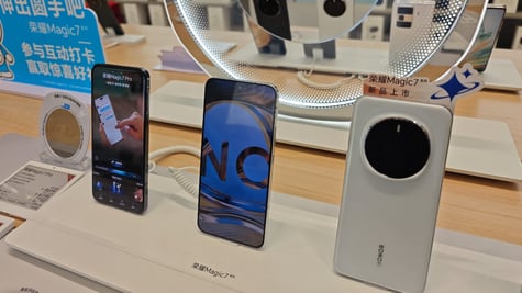 Several Honor smartphones lined up on display