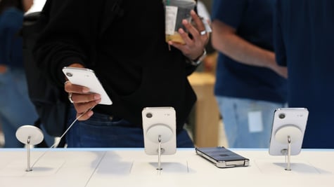 three_iphone_air_white_stand
