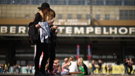 girls_scroll_social_media_berlin
