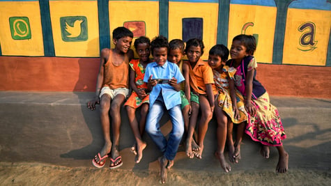 india_kids_social_media_scroll