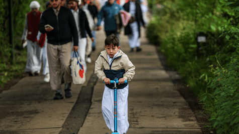 muslims_amsterdam_little_boy_scooter