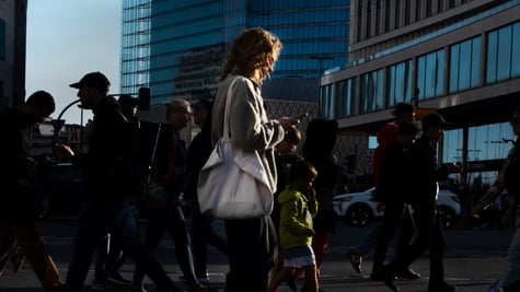 young woman, white handbag, smartphone, curly hair, pedestrians, crosswalk, berlin, shadowy