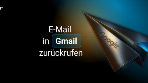 Papierflugzeug mit E-Mail Schriftzug 