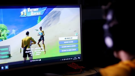 gamer plays fortnite online, two fighters on screen