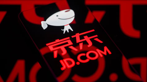 black smartphone screen, jd.com logo, chinese letters, white smiling dog with big head