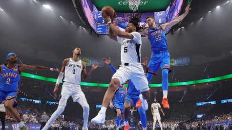 Stephon Castle, white basketball outfit,  Isaiah Hartenstein ib blue basketball outfit, nba game
