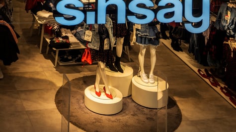 sinsay light blue sign, two manequins, long white, jeans skirt, red high heel shoes 