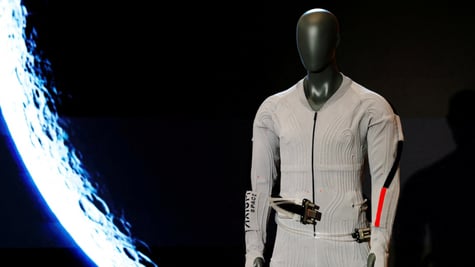 nasa_grey_spacesuit_moon