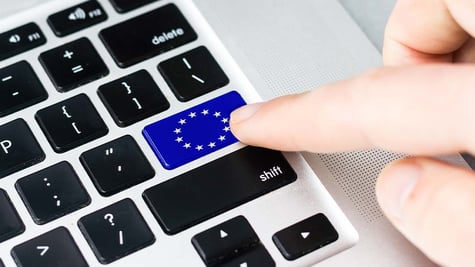 A button on the keyboard colored in the EU-flag pattern