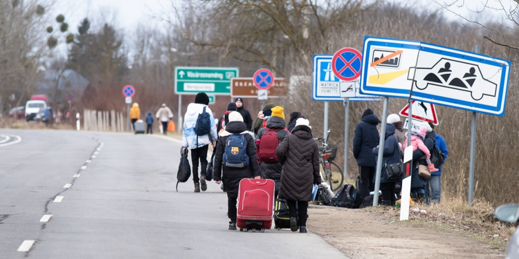 Ukraine-refugees-crossing