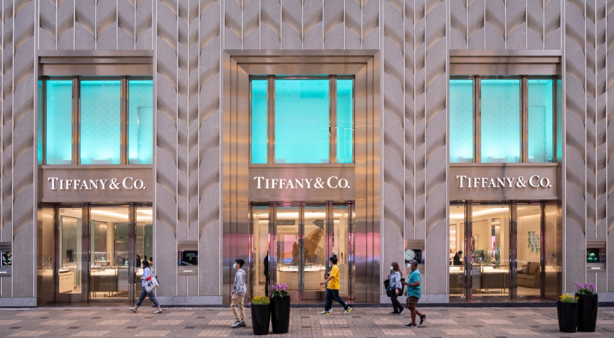 People in front of Tiffany's jewelry store