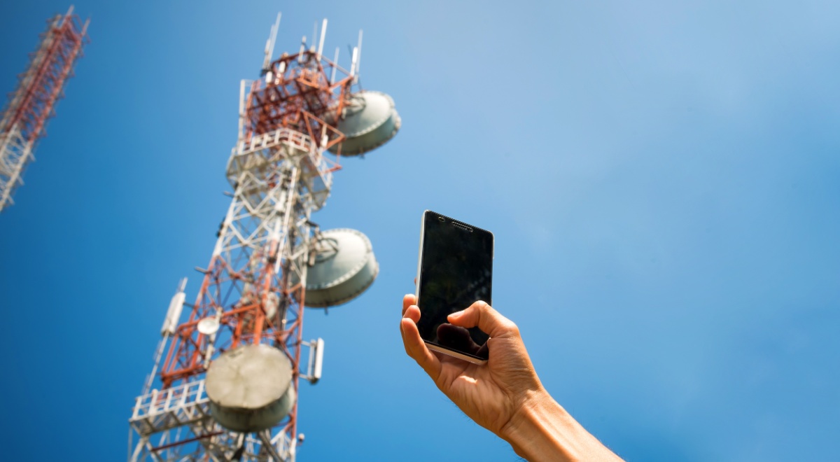 cell tower picks up cell phone