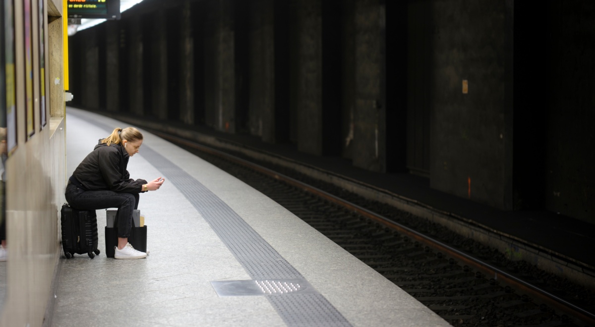 brussels_scroll_metro_luggage